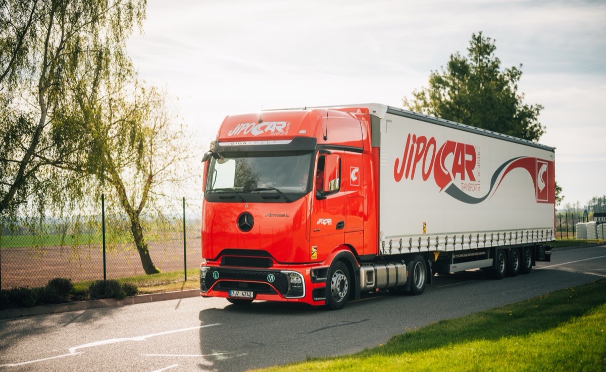 Tahač Mercedes-Benz Actros s návěsem JIPOCAR